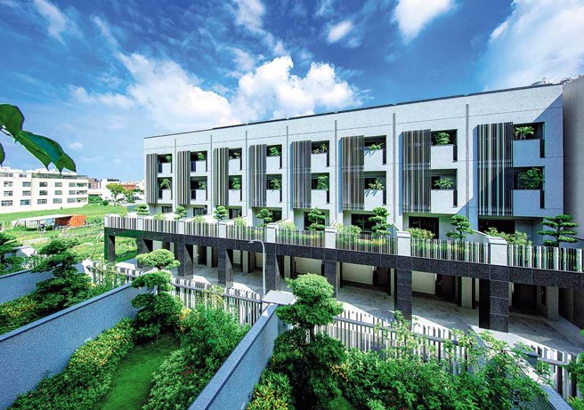 屋前绿能设施扩大绿化空间，更提供有效的一楼使用空间。（高雄市政府工务局提供）
