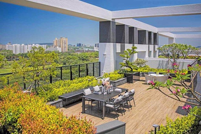 高雄厝的屋顶绿化设施让空中花园和绿色能源取代违建林立，有效改变城市景观。（高雄市政府工务局提供）