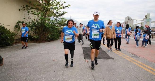 58岁热爱慢跑的杨桂凤（左）5年前因病将左腿截肢却不愿向命运低头，在医疗团队专业支持下，穿戴运动型义肢完成今年度的太平洋纵谷马拉松5公里赛事。（门诺医院提供／罗亦晽花莲传真）