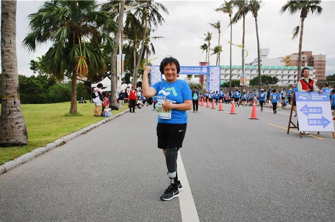 58岁热爱慢跑的杨桂凤5年前因病将左腿截肢却不愿向命运低头，在医疗团队专业支持下，穿戴运动型义肢完成今年度的太平洋纵谷马拉松5公里赛事。（门诺医院提供／罗亦晽花莲传真）