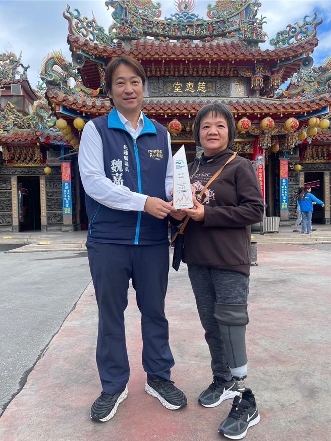 58岁热爱慢跑的杨桂凤（右）5年前因病将左腿截肢却不愿向命运低头，穿戴运动型义肢完成今年度的太平洋纵谷马拉松5公里赛事，活动创办人、花莲县议员魏嘉贤（左）特别颁发「勇士奖」，认为她的故事充满希望。（花莲县议员魏嘉贤服务处提供／罗亦晽花莲传真）
