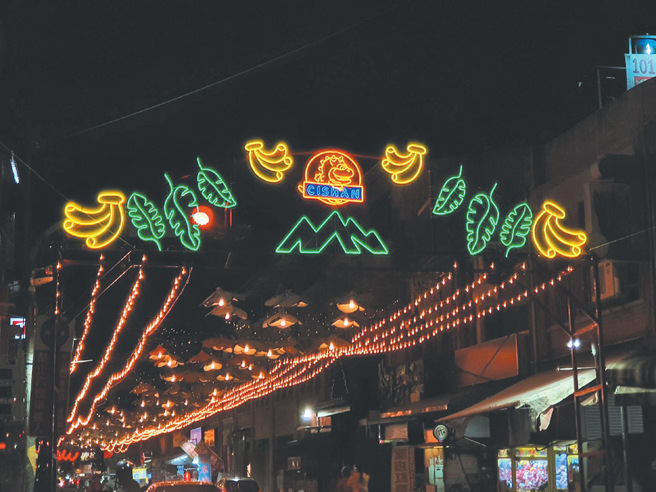 旗山區公所每年春節期間皆在旗山老街、武德殿、體育場周邊布置街景燈飾，吸引許多遊客前來參觀。（高雄市旗山區公所提供）