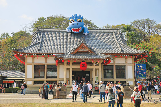 旗山區公所2025結合武德殿日式氛圍，以逗趣的忍者氣球裝置，持續吸引親子遊客目光（圖為2024年恐龍氣球燈飾）。（高雄市旗山區公所提供）