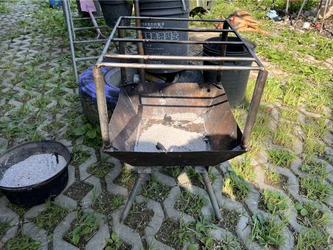 橫山鄉劉姓夫婦在貨櫃屋過夜，用火盆燃燒柴火取暖，發生一氧化碳中毒。（新竹縣消防局提供／羅浚濱新竹傳真）