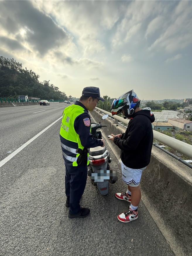 17歲林姓少年28日無照騎機車誤闖國道10號，遭警攔下後稱「是導航帶的」。（警方提供／謝佳潾屏東傳真）