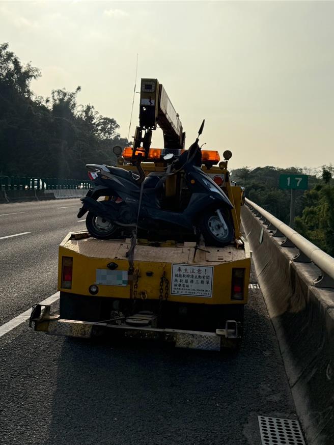 17歲林姓少年28日無照騎機車誤闖國道10號，遭警攔下後稱「是導航帶的」。（警方提供／謝佳潾屏東傳真）