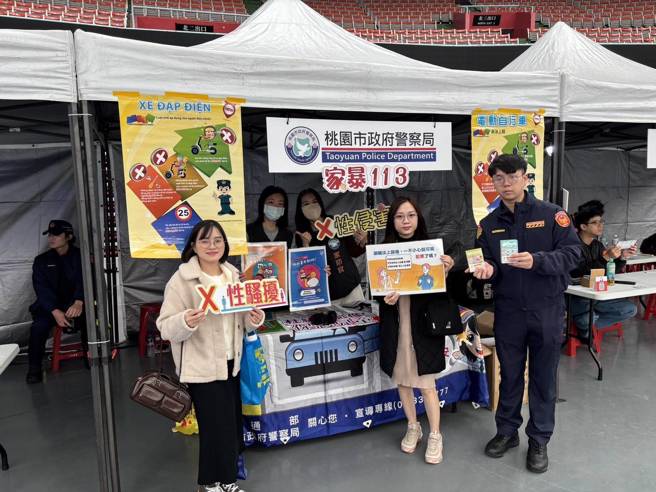 桃园警方在越南音乐文化节内向民眾宣导防诈、交安。（翻摄画面）