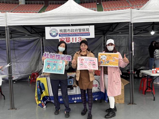 桃园警方在越南音乐文化节内向民眾宣导防诈、交安。（翻摄画面）