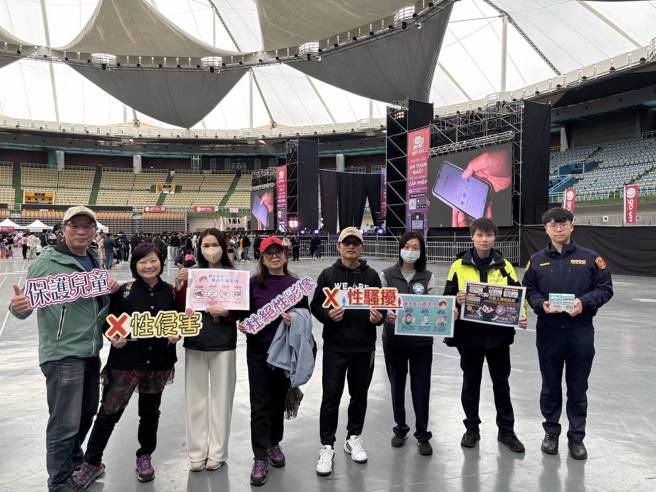 桃园警方在越南音乐文化节内向民眾宣导防诈、交安。（翻摄画面）