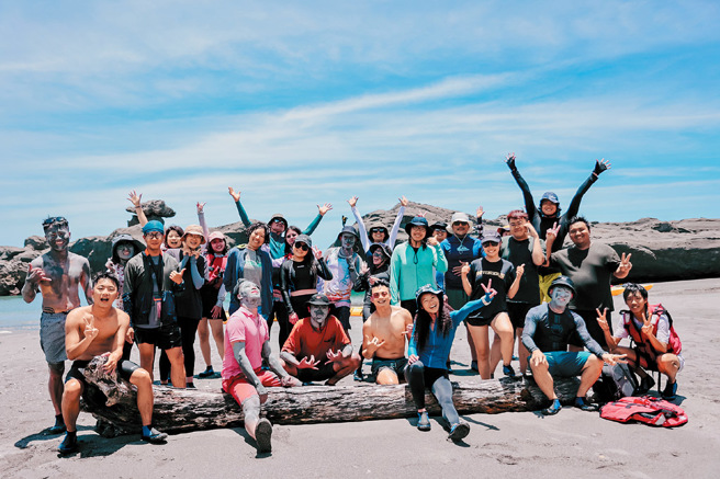 东海岸青年走读从亲海活动出发，让团员透过旅行和参访，实际认识地方，也多了与同侪交流的机会。（臺东县政府民政处提供）