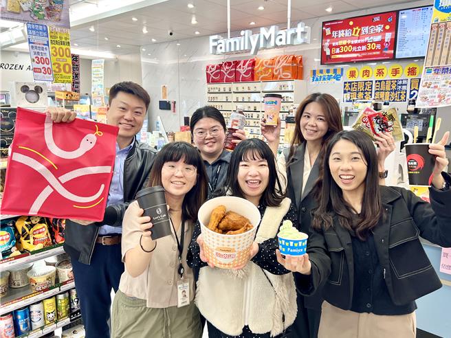全家迎接跨年夜，暖暖包等温暖型商品备货量翻倍，再推Let's Café与多样美食优惠。（全家提供／朱世凯台北传真）
