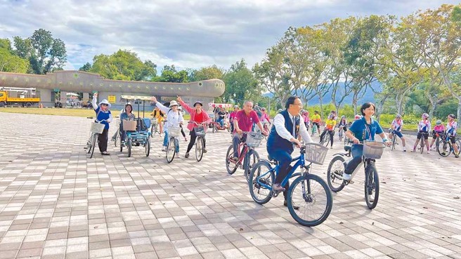 騎上自行車，暢遊關山小鎮美景。（臺東縣議會提供）