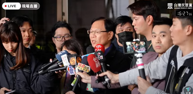 民眾党立委张启楷在旁听羁押庭后，在台北地方法院前接受访问。（取自民眾之声）