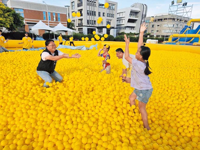 「马公夏日童乐趴」的巨无霸黄色球池，成为孩子们挥洒欢笑的舞台。（马公市公所提供）