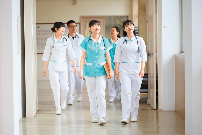 念护理科系不但学有专精，更可以跨域拥有无限宽广的幸福未来。（图／弘光科大提供）


