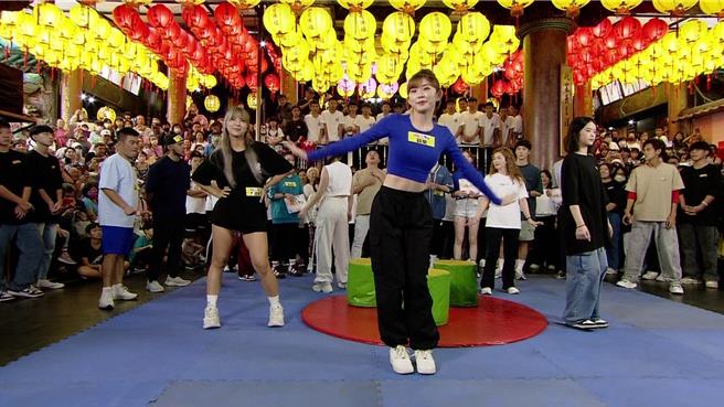 林穎樂（中）大搶座位成功。（民視提供）