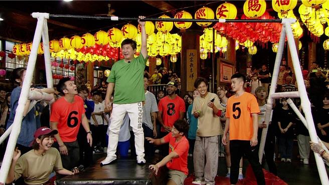 胡瓜（綠衣）跟鄉親們一同玩樂。（民視提供）