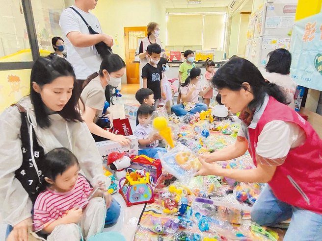 王建煊在公園裡送玩具給小朋友的愛心，主要是想幫助那個賣玩具的小販，多少能做到一點生意，他也有家庭，有老婆孩子要生活呀！（示意圖／彰化縣政府社會處提供）


