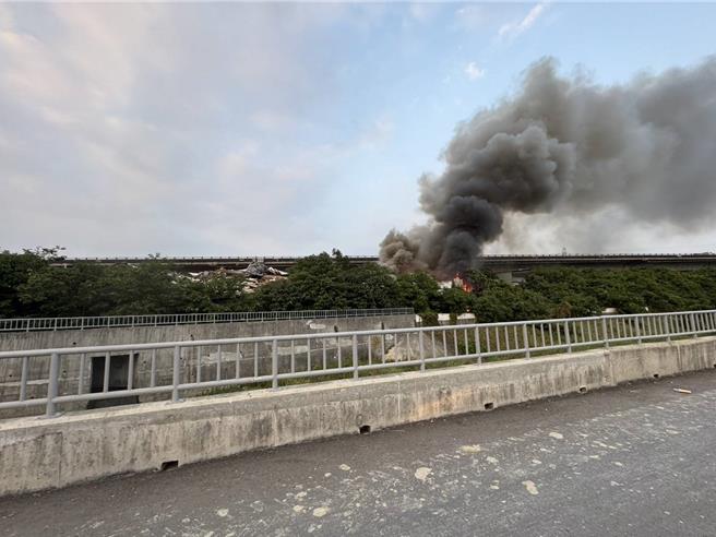 大寮区仁德路一家资源回收厂传火警，从远处就可见黑浓烟不停窜出。（翻摄照片／洪靖宜高雄传真）