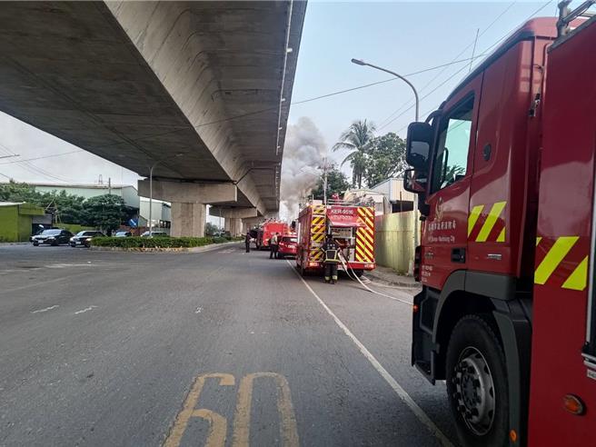  大寮区仁德路一家资源回收厂传火警。（翻摄照片／洪靖宜高雄传真）