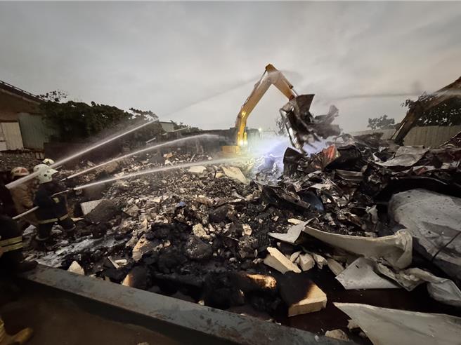 消防员到场抢救。（翻摄照片／洪靖宜高雄传真）