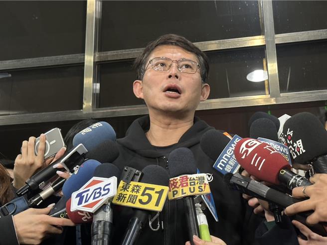 民眾党立委黄国昌在柯文哲羁押庭休息时间时出面接受媒体访问，并直言检方羁押柯文哲并非针对他个人，而是赖清德总统要消灭民眾党的阴谋，民眾党绝对不会屈服。（丁上程摄）