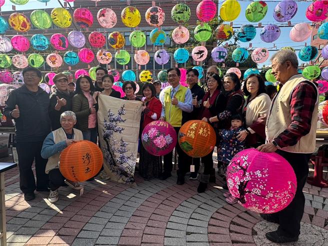 彰化县彰化市公所29日在彰化艺术馆前广场举办「艺术家彩绘灯笼」，逾百位书画艺术家现场提笔挥毫，在灯笼上绘出各式花卉、山水、古蹟名胜，并写下祝福的话语。（潘虹恩摄）