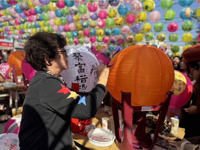 彰化县彰化市公所29日在彰化艺术馆前广场举办「艺术家彩绘灯笼」，逾百位书画艺术家现场提笔挥毫。（潘虹恩摄）