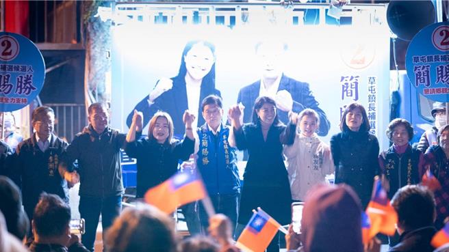 国民党候选人简赐胜（中）于28日晚间在庙口开讲，立委马文君（左三）及南投县长许淑华（右四）到场力挺，现场逾200名在地乡亲不畏低温，在冷风中大喊「冻蒜！」，为竞选场面热情加温。（简赐胜服务处提供／张妍溱南投传真）