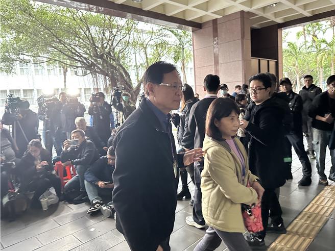 民眾党立委张启楷（左）在柯文哲羁押庭结束后转述，柯文哲在羁押庭中表示，若今日没开羁押庭，他本来要到新竹探望罹癌的父亲，他也向审判长表示，只要能够让他探视癌父，开出什么样的条件他都能接受。（丁上程摄）