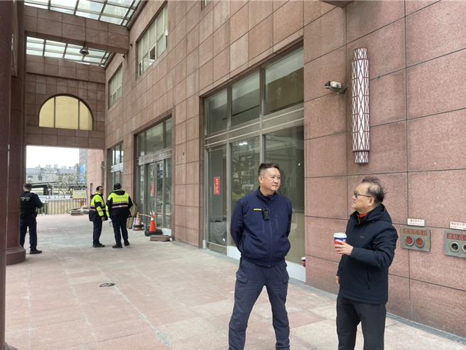 民进党前主席黄信介之子黄至君入主怀寧护理之家爆发产权交接争议，原定他下午要举办记者会说明却未现身。(吕筱蝉摄)