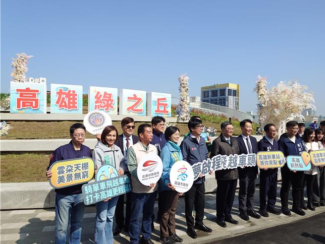 高雄車站昨（28）日啟用全新天棚，並命名為「高雄綠之丘」，名牌字體卻遭網友嫌棄醜爆。（任義宇攝）