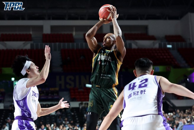 克罗马(中)找到空檔机会马上起身跳投。(TPBL提供)