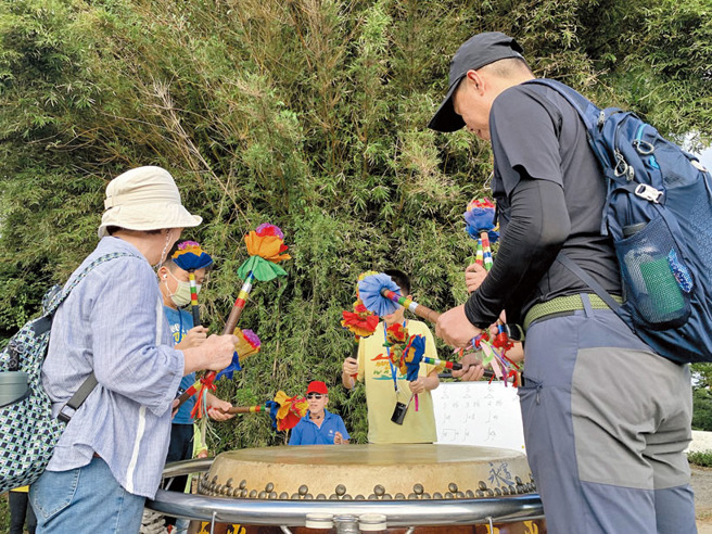 南平社区-神农花鼓体验。（图／新竹县政府）

