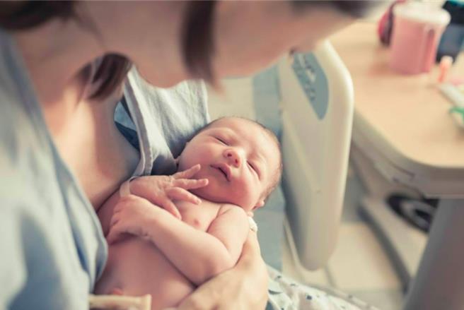 一位媳妇发现婆婆送她去月中后，等了1年后却开始讨钱，让她直呼委屈。（示意图：shutterstock／达志）