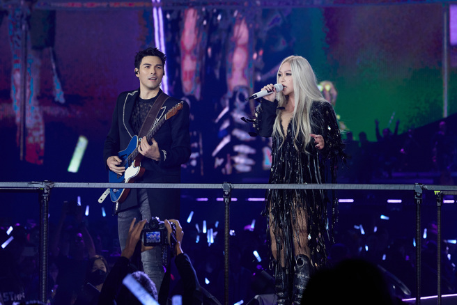 张惠妹（右）29日邀请唯一嘉宾凤小岳合体。（图／声动娱乐提供）