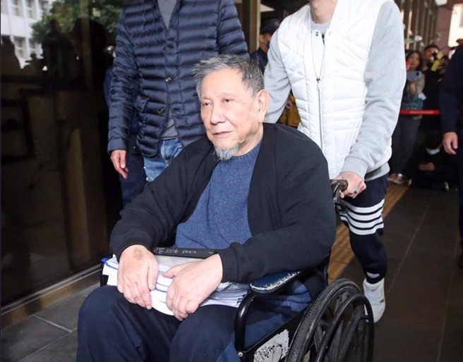 在押的威京集团主席沈庆京（前）移审法院后，北院27日裁定4000万交保，沈庆京完成交保后坐轮椅离开法院。（中时资料照片，赵双杰摄）