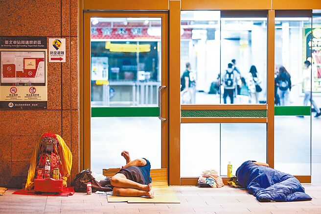 中央缺乏具体「脱游」政策目标，无法解决源源不绝的街友问题。图为在台北车站夜宿的街友。（本报资料照片）
