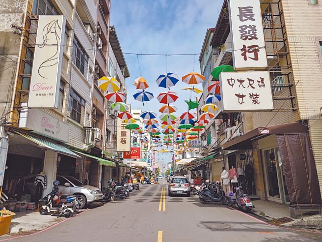 高雄车站周边的商圈，一方面期待高铁带来人潮，又担忧长期施工造成严重衝击。（任义宇摄）