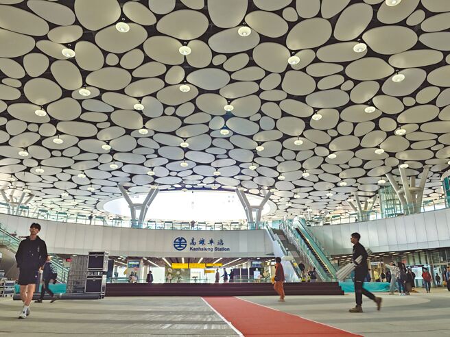 行政院長卓榮泰28日宣布高鐵南延採「高雄案」，高雄車站將成為高雄第2座高鐵站。（任義宇攝）