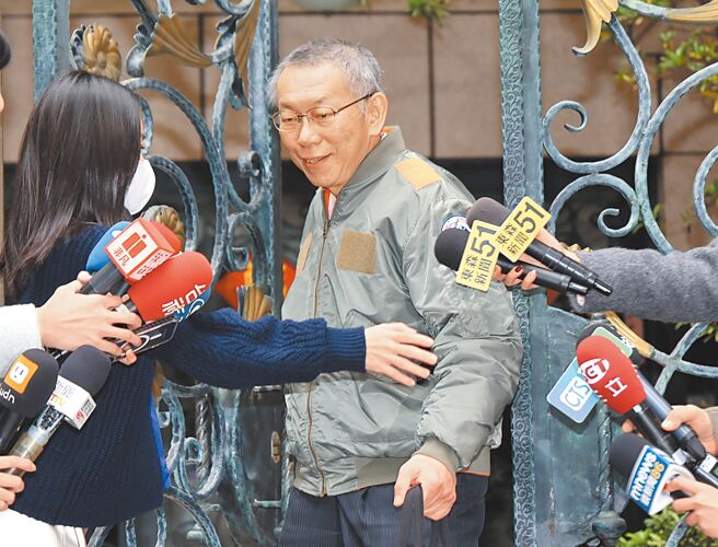 民眾党抨击检方违反侦查不公开原则，要求北检说明。图 为民眾党主席柯文哲（中）28日下午离开家门搭车外出。（姚志平摄）