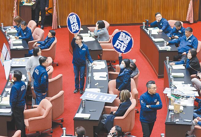 攸關是否補助65歲以上長者免繳健保費的「老人福利法」，由於藍營內部意見不一，留待31日院會再處理。圖為立法院27日法案表決情形。（本報資料照片）