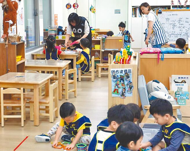 肠病毒疫情近期全台频发，按照目前北市规范，只要幼儿园内1个班有2名幼儿感染肠病毒就会停课，导致许多家长在工作和照顾孩子间疲于奔命。图为示意图。（本报资料照片）