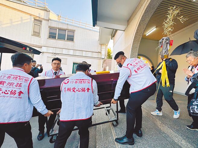 台中仓储大火，廖姓父子在内的5人水电包工小组全数罹难，廖姓父子28日举办告别式，电视墙照片中的笑顏不復见，场面令人鼻酸。（潘虹恩摄）