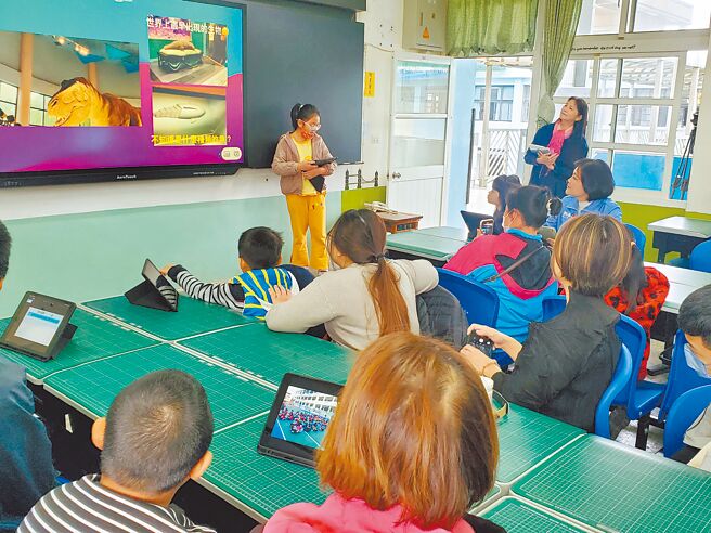 斗六市镇东国小学生使用平板电脑结合课堂上的智慧黑板，发表参观科学博物馆的心得。（周丽兰摄）