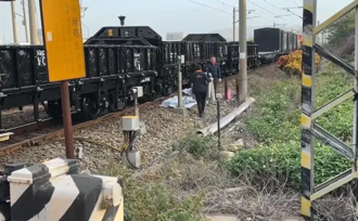 台中平交道驚悚車禍！機車猛撞火車 騎士捲入車底慘死