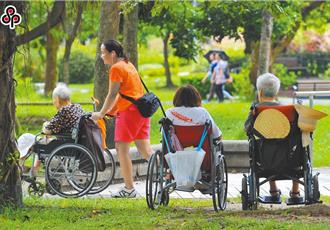 帶頭打壓本國看護？衛福部提案開放資深移工以2.9K轉任醫院看護