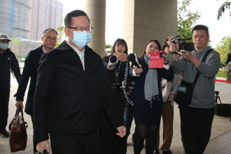 鄭文燦涉收賄第2次開庭 提早半小時不發一語進法院