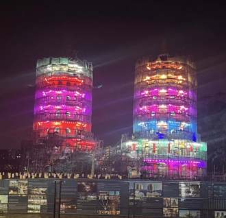 高雄龍虎塔點燈了！在地人見台式美學：檳榔攤霓虹燈？