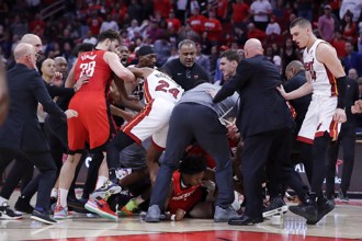 NBA》又爆全武行！阿蒙湯普生推倒希洛引發7人被驅逐